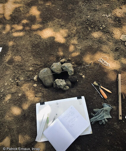 Fouille d'un trou de poteau du Puits des Anglais &agrave; Saint-Philippe (La R&eacute;union). 