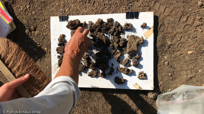 Scories de fer qui attestent d'une activit&eacute; de forge du Puits des Anglais &agrave; Saint-Philippe (La R&eacute;union). 