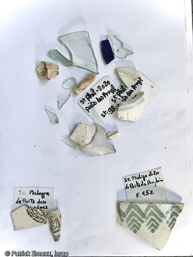 Le mobilier mis au jour (c&eacute;ramique, verre, pipe) est r&eacute;duit, refl&eacute;tant&nbsp; des conditions de vie sommaires au Puits des Anglais &agrave; Saint-Philippe (La R&eacute;union). 