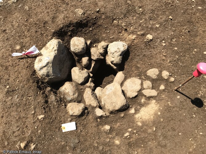 Trou de poteau avec calage au Puits des Anglais &agrave; Saint-Philippe (La R&eacute;union). Ces trous de poteau appartiennent &agrave; des constructions l&eacute;g&egrave;res, de type cases attest&eacute;es d'apr&egrave;s deux plans dat&eacute;s de 1874 et par un clich&eacute; des ann&eacute;es 1920, o&ugrave; des cases dispos&eacute;es en rang&eacute;es sont donn&eacute;es, par une indication manuscrite, comme &eacute;tant un camp malgache. 