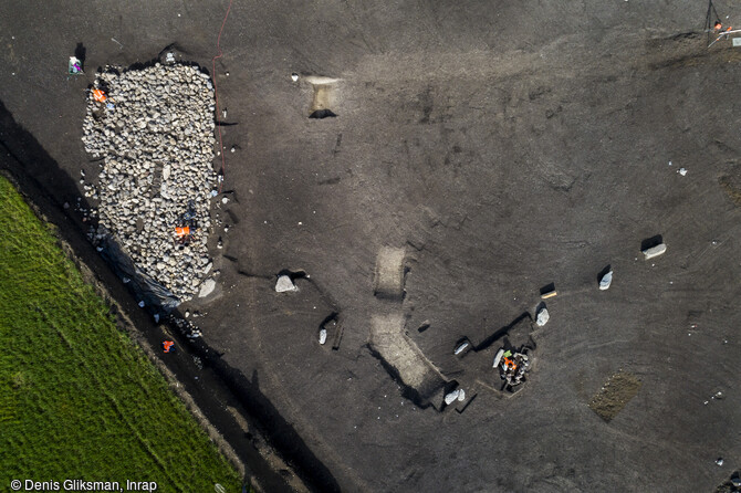 Cairn &agrave; gauche et alignement de monolithes en cours de fouille &agrave; Veyre-Monton (Puy-de-D&ocirc;me) en 2019. 