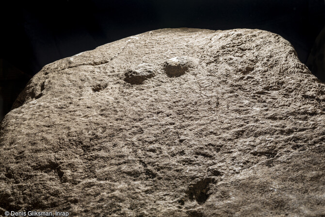 D&eacute;tail d'un des menhirs mis au jour en 2019 &agrave; Veyre-Monton (Puy-de-D&ocirc;me). Il se distingue par la nature calcaire de sa roche et par le fait qu'il soit sculpt&eacute;. Grossi&egrave;rement anthropomorphe, la statue pr&eacute;sente une &eacute;minence arrondie, pos&eacute;e sur des &eacute;paules sommairement d&eacute;grossies, ainsi que deux petits seins. Cette statue-menhir est, actuellement, le seul exemplaire connu en Auvergne. 