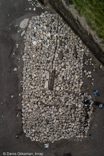 Cairn en cours de fouille en 2019 &agrave; Veyre-Monton (Puy-de-D&ocirc;me). Ce cairn de 14 m de long et 6,5 m de large, quadrangulaire, est construit autour d'une tombe. Cette s&eacute;pulture accueille les restes d'un homme de grande taille. Son corps &eacute;tait prot&eacute;g&eacute; par un r&eacute;ceptacle de bois aujourd'hui disparu, entour&eacute; et cal&eacute; de blocs. Au vu de leurs dimensions, certains de ces blocs peuvent correspondre &agrave; des menhirs d&eacute;plac&eacute;s, voire m&ecirc;me volontairement fragment&eacute;s. 