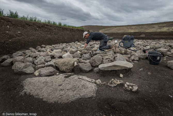 Tombe en bordure du cairn en cours de fouille en 2019 &agrave; Veyre-Monton (Puy-de-D&ocirc;me). 