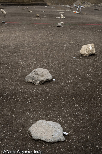 Vue de 3 blocs de pierres arrondies dispos&eacute;s en arc de cercle sur le site de Veyre-Monton (Puy-de-D&ocirc;me) en cours de fouille en 2019. 