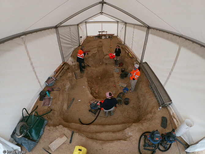 D&eacute;marrage de la fouille &agrave; Saint-Memmie (Marne) en 2019 : apparition des premiers ossements de l'hypog&eacute;e du N&eacute;olithique. Cette fouille qui b&eacute;n&eacute;ficie des derni&egrave;res m&eacute;thodes et technologies de l'arch&eacute;ologie pr&eacute;ventive, va permettre de renouveler les connaissances sur cette pratique fun&eacute;raire et l'architecture de ce type de s&eacute;pulture. 
