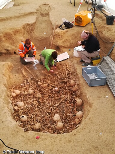 Relev&eacute;s en cours durant la fouille de la 2&egrave;me couche d'ossements de la chambre fun&eacute;raire de l'hypog&eacute;e du N&eacute;olithique de Saint-Memmie (Marne) en 2019. Le vue permet d'apercevoir l'architecture du monument avec l'antichambre et le couloir d'acc&egrave;s. Gr&acirc;ce &agrave; cette fouille les anthropologues disposeront d'informations li&eacute;es aux remaniements des corps lors des d&eacute;p&ocirc;ts progressifs. Des analyses en laboratoire d&eacute;termineront la composition de cette population : &acirc;ge, sexe, ADN, &eacute;tat sanitaire.&nbsp; 