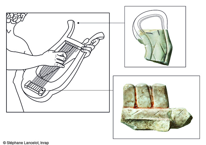 Proposition de restitution d'une partie de la statue d'Apollon cithar&egrave;de. Localisation des &eacute;l&eacute;ments de la cithare en marbre de carrare abandonn&eacute;s &agrave; c&ocirc;t&eacute; du temple qui lui &eacute;tait d&eacute;di&eacute;. Les autres parties ont &eacute;t&eacute; calcin&eacute;es dans les fours &agrave; chaux. Les traces de peinture sur le cordier laissent &agrave; penser que l'ensemble de la statue &eacute;tait color&eacute;e.
