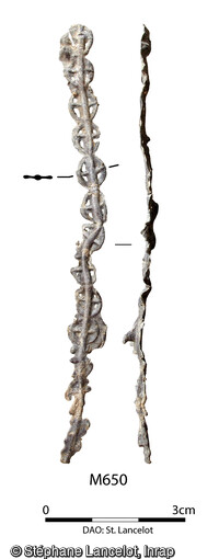 Chapelet de rouelles en plomb &agrave; quatre rayons d&eacute;couverts la plupart du temps dans des contextes cultuels. La forme ronde n'est pas sans rappeler la roue de Taranis qui correspond peu ou prou &agrave; Jupiter dans la mythologie romaine.