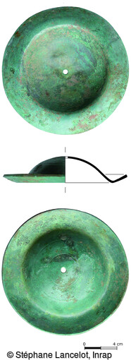 Cymbale en bronze d&eacute;couverte dans les d&eacute;blais du temple d'Apollon cithar&egrave;de, localis&eacute; &agrave; proximit&eacute; du th&eacute;&acirc;tre. Elle a un diam&egrave;tre de 160mm pour un poids de 468g. 