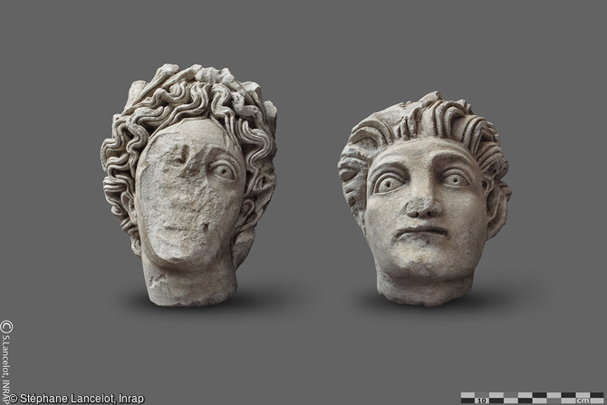 T&ecirc;te de satyre et d'Apollon jet&eacute;es dans une cave et destin&eacute;es &agrave; &ecirc;tre calcin&eacute;es dans des fours &agrave; chaux. Elles proviennent d'un temple ou d'un mausol&eacute;e d&eacute;di&eacute; &agrave; Apollon Cithar&egrave;de.