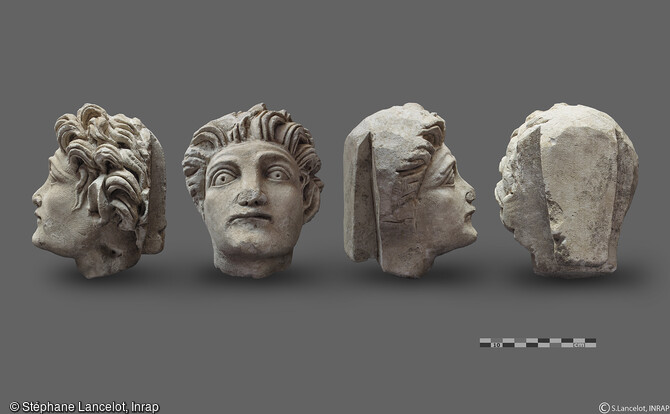 D&eacute;tail des quatre faces de la t&ecirc;te de satyre pr&eacute;sentant le mode de fixation, les factures diff&eacute;rentes entre les parties droites et gauches du visage attestant de l'appartenance de celle-ci &agrave; un ensemble sculptural en haut-relief beaucoup plus vaste.