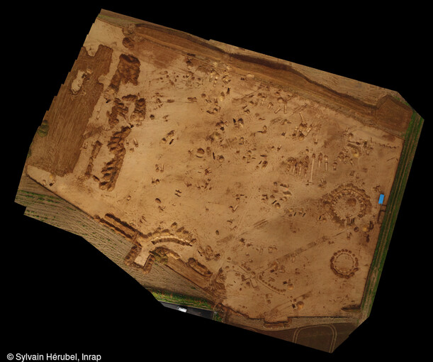Vue a&eacute;rienne r&eacute;alis&eacute;e par drone du secteur d'un des groupes fun&eacute;raires de l'&acirc;ge du Bronze ancien &agrave; Giberville (Calvados) en 2020. A droite, apparaissent les cercles fun&eacute;raires, au milieu l'emplacement des diff&eacute;rentes tombes, notamment la tombe princi&egrave;re. 