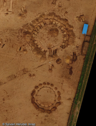 Vue a&eacute;rienne r&eacute;alis&eacute;e par drone des deux cercles fun&eacute;raires fossoy&eacute;s de l'&acirc;ge du Bronze ancien &agrave; Giberville (Calvados) en 2020. 