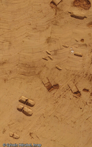 Vue a&eacute;rienne r&eacute;alis&eacute;e par drone des diff&eacute;rentes tombes de l'&acirc;ge du Bronze &agrave; Giberville (Calvados) en 2020. 