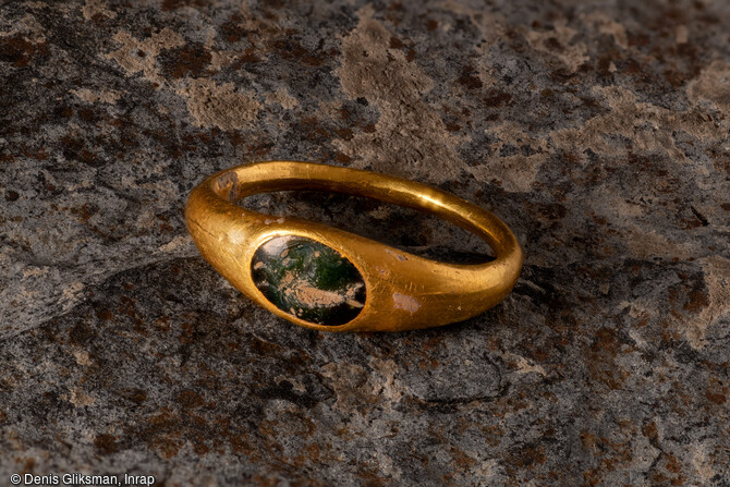 Bague en or, &agrave; chaton orn&eacute; d'un animal marin, d&eacute;couverte dans la n&eacute;cropole antique de Narbonne (Aude) en 2019.