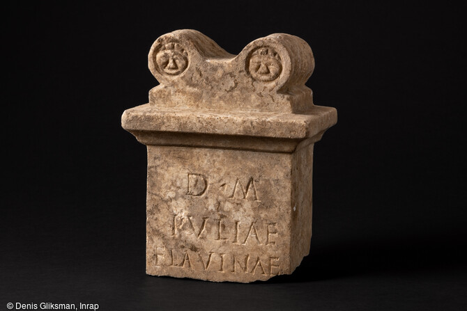 St&egrave;le fun&eacute;raire en marbre avec &eacute;pitaphe, mise au jour dans la n&eacute;cropole antique de Narbonne (Aude) en 2019. 