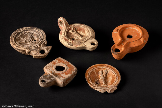 Lampes &agrave; huile en terre cuite mises au jour dans la n&eacute;cropole antique de Narbonne (Aude) en 2019. 