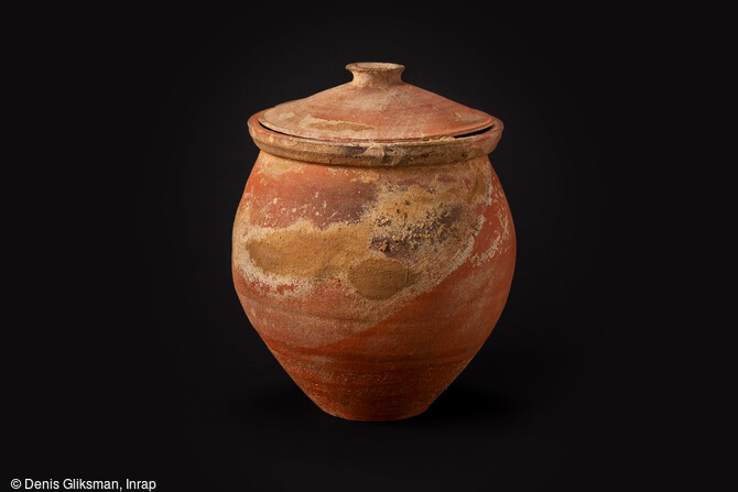Urne fun&eacute;raire en terre cuite mise au jour dans la n&eacute;cropole antique de Narbonne (Aude) en 2019