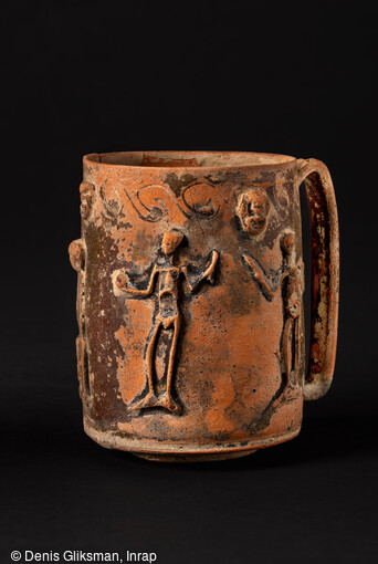 Gobelet en c&eacute;ramique plombif&egrave;re &agrave; d&eacute;cor de squelettes, d&eacute;couvert dans la n&eacute;cropole antique de Narbonne (Aude) en 2019.