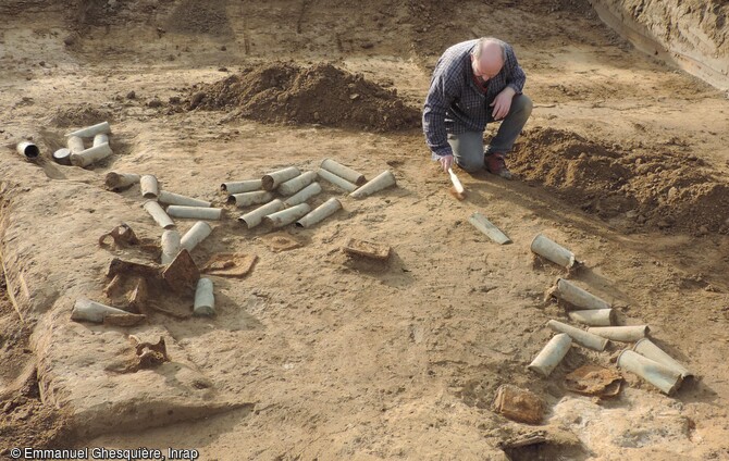 Mise au jour &agrave; Blainville-sur-Orne (Calvados) de la position de canon anglais de 25-Pounders, d&eacute;limit&eacute;e par les douilles vides et les containers d'obus abandonn&eacute;s par les artilleurs. 