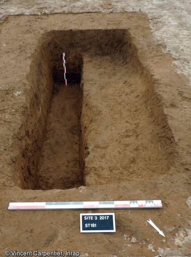 Tranch&eacute;e-abri du chef de pi&egrave;ce et du pointeur de canon de 25-Pounders en cours de fouille &agrave; Blainville-sur-Orne (Calvados). Dot&eacute;e d'une banquette sur son c&ocirc;t&eacute; est, cette fosse est suffisamment profonde pour que deux hommes s'y tiennent debout &agrave; proximit&eacute; de la pi&egrave;ce, sans &ecirc;tre vus de l'ennemi, afin d'observer et de diriger les tirs au t&eacute;l&eacute;m&egrave;tre d'artillerie. 
