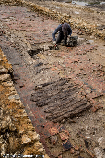 Pavage de la galerie-couloir de la r&eacute;sidence aristocratique des &eacute;v&ecirc;ques de Th&eacute;rouanne &agrave; Saint-Martin d'Hardinghem (Pas-de-Calais) datant du second Moyen &Acirc;ge. Les motifs d&eacute;coratifs des carreaux de pavage sont d&eacute;coup&eacute;s en triangle ou losanges, composant des motifs g&eacute;om&eacute;triques. 