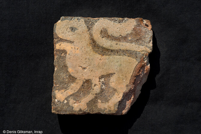 Carreau de pavage &agrave; motif d'animal fantastique de la r&eacute;sidence aristocratique des &eacute;v&ecirc;ques de Th&eacute;rouanne &agrave; Saint-Martin d'Hardinghem (Pas-de-Calais) datant du second Moyen &Acirc;ge.