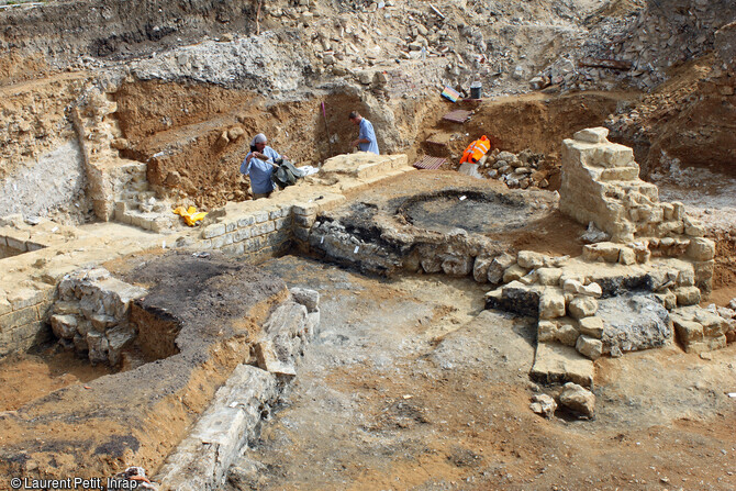 L'ancienne gare du Pecq (Yvelines) en cours de fouille en 2017. Vue de l'aile nord : l'espace am&eacute;nag&eacute; vers les quais. Le cerclage, probable gazom&egrave;tre permettant l'&eacute;clairage de b&acirc;timent. 