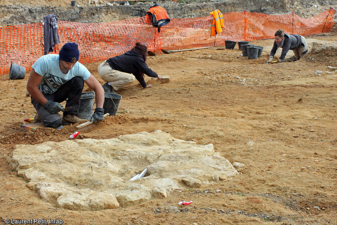 L'ancienne gare du Pecq (Yvelines) en cours de fouille en 2017. Vue d'un vestige d'un des piliers qui recevait probablement les arcades de la fa&ccedil;ade ouest, menant au hall de la gare. Ces piliers se composaient de blocs de calcaire et de pieux de bois enfonc&eacute;s &agrave; plus de 3,50 m de profondeur, indiquant une &eacute;l&eacute;vation importante qu'il fallait maintenir dans un terrain meuble. 