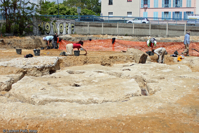 L'ancienne gare du Pecq (Yvelines) en cours de fouille en 2017. Les plaques de retournement des locomotives depuis le sud-est. Il s'agit de grandes structures circulaires situ&eacute;es au bout des voies, sur lesquelles les locomotives se positionnaient puis &eacute;taient tourn&eacute;es manuellement pour &ecirc;tre achemin&eacute;es sur une autre voie. 