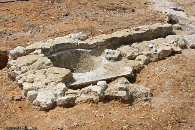 L'ancienne gare du Pecq (Yvelines) en cours de fouille en 2017. R&eacute;ceptacle d'une grue hydraulique a &eacute;t&eacute; mis au jour, livrant une magnifique vasque taill&eacute;e dans un important bloc de calcaire.