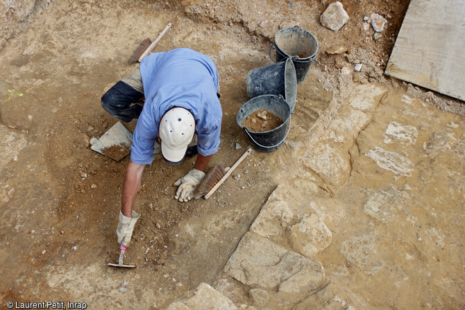 L'ancienne gare du Pecq (Yvelines) en cours de fouille en 2017. Un arch&eacute;ologue au travail. 