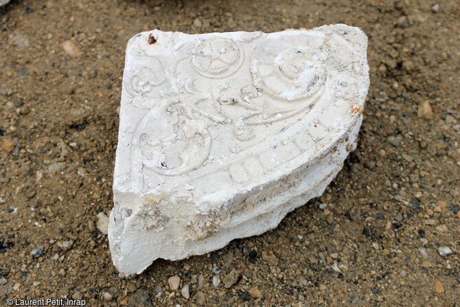 Fragment de stuc &agrave; d&eacute;cor floral, mis au jour lors de la fouille de l'ancienne gare du Pecq (Yvelines) en 2017. 