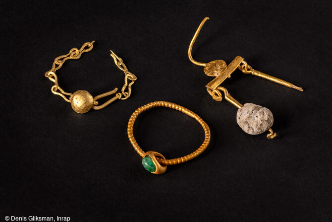 &Eacute;l&eacute;ments de parure en or : fermoir de collier, bague et boucle d'oreille, d&eacute;couverts dans la n&eacute;cropole antique de Narbonne (Aude) en 2019.