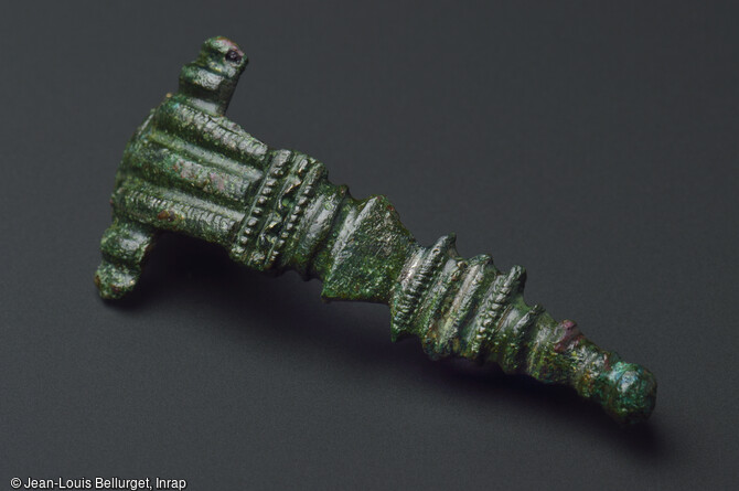 Fibule en bronze, avec d&eacute;cor de moulures et de protub&eacute;rances lat&eacute;rales, dat&eacute;e 40-70 de notre &egrave;re, d&eacute;couverte lors de la fouille de la Zac Pasteur &agrave; Besan&ccedil;on (Doubs) entre 2010 et 2011.