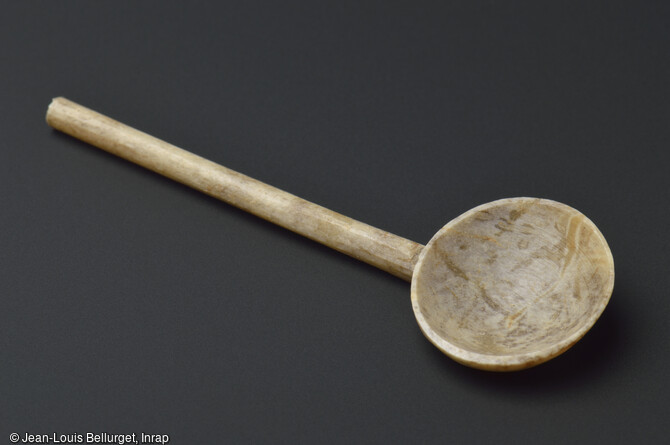 Cuill&egrave;re (cochlear) en os, 110-150 de notre &egrave;re, d&eacute;couverte lors de la fouille de la Zac Pasteur &agrave; Besan&ccedil;on (Doubs) entre 2010 et 2011. Cette petite cuill&egrave;re, utilis&eacute;e pour consommer oeufs et escargots, a pu &eacute;galement servir &agrave; la pr&eacute;paration de cosm&eacute;tiques et d'onguents. 