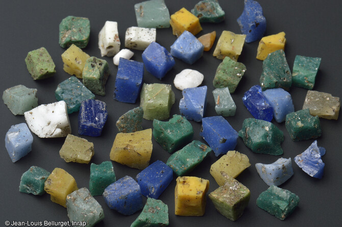 Tesselles en p&acirc;te de verre, 170-250 de notre &egrave;re, mises au jour lors de la fouille de la Zac Pasteur &agrave; Besan&ccedil;on (Doubs) entre 2010 et 2011. Ces petits cubes de verre de diff&eacute;rentes couleurs servaient &agrave; r&eacute;aliser le d&eacute;cor d'une mosa&iuml;que. 