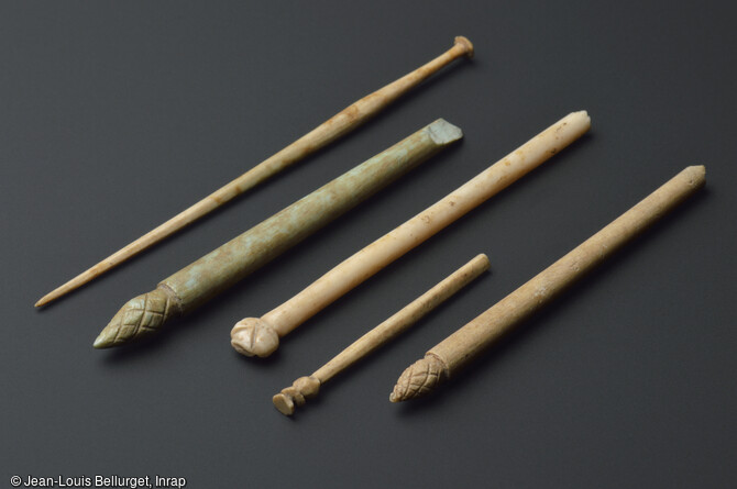 &Eacute;pingles en os, mises au jour lors de la fouille de la Zac Pasteur &agrave; Besan&ccedil;on (Doubs) entre 2010 et 2011. Ces objets de parures servaient autant &agrave; maintenir les coiffures des femmes qu'&agrave; les embellir. 