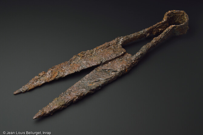 Forces en fer, 250-350 de notre &egrave;re, mises au jour lors de la fouille de la Zac Pasteur &agrave; Besan&ccedil;on (Doubs) entre 2010 et 2011. Les forces sont des outils de coupes utilis&eacute;es pour diff&eacute;rents usages selon la longueur des lames (couture, jardinage, tonte des moutons...). 