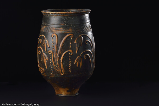 Gobelet en terre cuite d&eacute;cor&eacute; de motifs v&eacute;g&eacute;taux r&eacute;alis&eacute;s &agrave; la barbotine (argile liquide appliqu&eacute;e sur les parois d'une c&eacute;ramique pour former un d&eacute;cor), 170-250 de notre &egrave;re. Mis au jour lors de la fouille de la Zac Pasteur &agrave; Besan&ccedil;on (Doubs) entre 2010 et 2011.