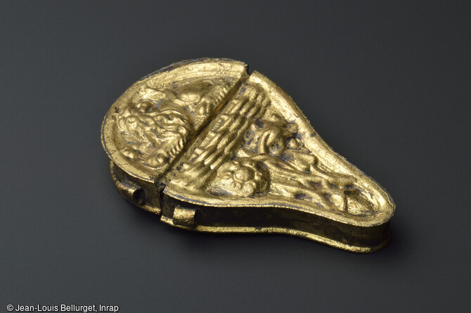 &Eacute;tui &agrave; besicles en laiton, XVe si&egrave;cle, d&eacute;couvert lors de la fouille de la Zac Pasteur &agrave; Besan&ccedil;on (Doubs) entre 2010 et 2011. Les besicles sont des lunettes sans branches et articul&eacute;es en leur centre se portant pinc&eacute;es sur le nez.