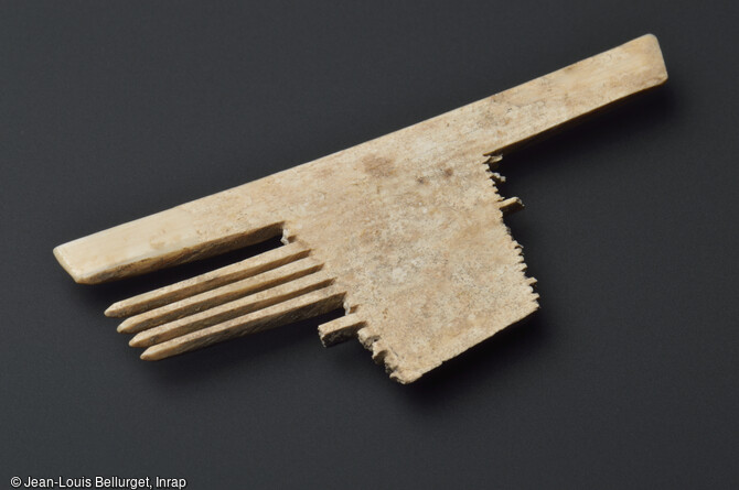 Peigne en os, 18e si&egrave;cle, d&eacute;couvert lors de la fouille de la Zac Pasteur &agrave; Besan&ccedil;on (Doubs) entre 2010 et 2011. Ce peigne se composait, &agrave; l'origine, de deux rang&eacute;es de dents fines d'un c&ocirc;t&eacute; et plus grosses de l'autre, s&eacute;par&eacute; par une partie m&eacute;diane en forme de trap&egrave;ze. 