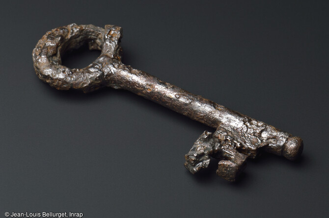 Clef en fer, 19e si&egrave;cle, d&eacute;couverte lors de la fouille de la Zac Pasteur &agrave; Besan&ccedil;on (Doubs) entre 2010 et 2011.
