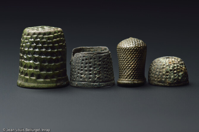 D&eacute;s &agrave; coudre en bronze, 14e au 19e si&egrave;cle, d&eacute;couverts lors de la fouille de la Zac Pasteur &agrave; Besan&ccedil;on (Doubs) entre 2010 et 2011. La forme de cet objet utilitaire n'a pas &eacute;volu&eacute;e depuis le 14e si&egrave;cle. 