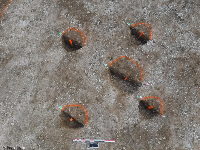 Vue z&eacute;nithale d'un grenier &agrave; cinq poteaux d'un habitat gaulois du 1er si&egrave;cle de notre &egrave;re mis au jour lors de la fouille de 2021 &agrave; Saint-Sauveur (Somme).