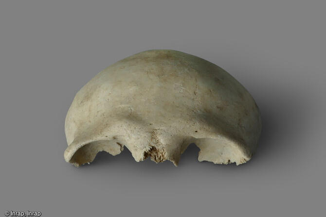 D&eacute;couverte rare d'un os frontal appartenant &agrave; un adulte dans un habitat gaulois du 1er si&egrave;cle avant notre &egrave;re, lors de la fouille de 2015 &agrave; Saint-Sauveur (Somme). Cet os porte des traces de d&eacute;coupe, signe d'un geste rituel en contexte domestique. 