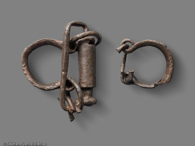 Entraves retrouv&eacute;es dans le fond d'une cave du b&acirc;timent principal d'&eacute;poque romaine lors de la fouille de 2015 &agrave; Saint-Sauveur (Somme). Ce type d'entrave &eacute;tait port&eacute;e aux chevilles et donc peut indiquer la pr&eacute;sence d'esclave ou de prisonnier. 