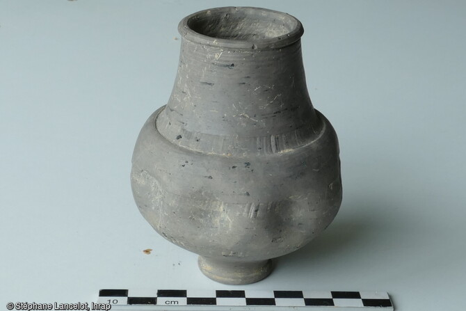 Vase d&eacute;pos&eacute; en offrande au pied de l'inhumation 37, mis au jour lors de la fouille &agrave; Saint-Sauveur (Somme) en 2015.