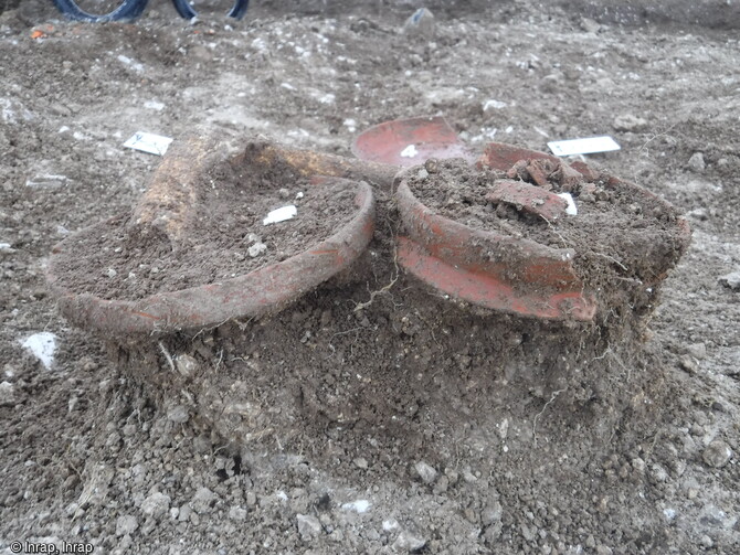 Incin&eacute;ration romaine du Haut-Empire, mise au jour lors de la fouille &agrave; Saint-Sauveur (Somme) en 2021. A noter qu'aucun ossement humain n'a &eacute;t&eacute; retrouv&eacute; dans le comblement de la tombe ni dans les vases. 